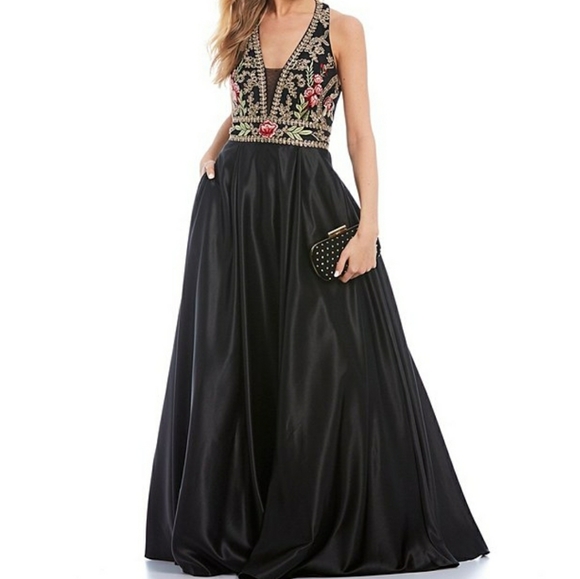 NEW-Gorgeous black satin gown, red gold embroidery - Picture 7 of 10